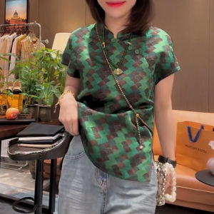 Shalldoer | เสื้อเชิ้ตคอตั้งสไตล์จีนย้อนยุคสำหรับผู้หญิง ฤดูร้อน 2025 เสื้อเชิ้ตผู้หญิงสไตล์ใหม่หรูหรา เสื้อเชิ้ตแขนสั้นพิมพ์ลาย