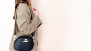 HANAMI Tas Selempang Wanita Kurenai Motif Elegan Slingbag Premium Cantik Hitam Simple TA1116B5