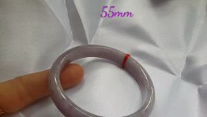 Vòng Cẩm Thạch mới Bản Hẹ Tím Nhẹ Ni 55mm Cao 11mm Dầy 7mm Màu tím nhẹ đều bóng đẹp Nữ mạng hỏa mạng thổ 50kg đến 55kg đeo rất là xinh tay nhe các Chị đẹp chỉ có 980k ạ