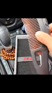 Lược Chải Tóc Thông Minh Tự Làm Sạch 2in1 – Răng Rỗng Gỡ Rối Cán Cong Massage Vai Gáy Thư Giãn