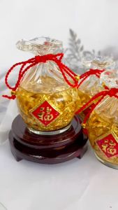 Túi vàng lá phong thủy bằng thủy tinh có đế gỗ đi kèm vật phẩm chiêu tài