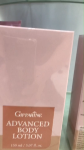 กิฟฟารีน แอดวานซ์ บอดี้ โลชั่น บำรุงผิว เนื้อครีมอ่อนละมุน ซึมซาบเร็วไม่เหนียวเหนอะหนะ พร้อมสารปกป้องรังสี UVB