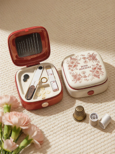 MODERN SWEETHOME | Modern Rose Holiday Magnetic Sewing Kit Red