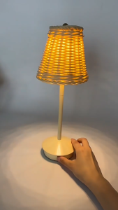 วินเทจมือทอหวายชาร์จไฟโคมไฟตั้งโต๊ะบรรยากาศตกแต่งประดับห้องนั่งเล่นห้องนอนไฟกลางคืนขนาดเล็ก