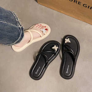 รองเท้าแตะส้นแบนสำหรับผู้หญิงในช่วงฤดูร้อนปี 2024 รองเท้าแตะชายหาดแบบสวมสบายสไตล์ใหม่ที่เป็นเทรนด์ระบาด