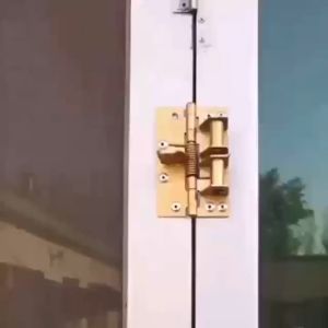 บานพับสปริงประตูมองไม่เห็นขนาด 4 นิ้ว บานพับปิดประตูอัตโนมัติ ผนังพื้นหลัง ผู้ใช้จะทำการแสดงอื่น ๆ ในตำแหน่ง 90 อง