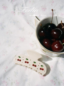 กิ๊บติดผมรูปตุ๊กตา Cherries สำหรับผู้หญิง ตกแต่งด้วยคริสตัล รูปดอกไม้และโบว์ผีเสื้อ สไตล์ยุโรป เครื่องประดับผมใหม่ 2025