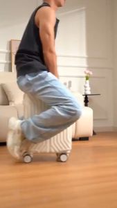 EvoQuest กระเป๋ารถเข็น กล่องรหัสผ่านขึ้นเครื่องล้อเงียบที่จับคู่สีรถขนาด 20 นิ้วขนาดกลางอินเทอร์เน็ตคนดังจับคู่สี