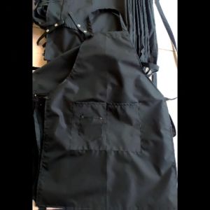 Celemek Dapur Anti Air dan Minyak Warna Hitam Polos dengan Kerah Bulat dan Saku Warna Menarik