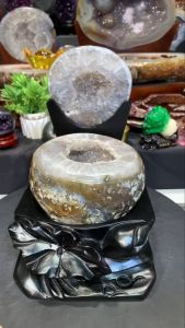 Natural Agate Treasure Bowl: beautifully round shape fully polished with yellow agate outer layer. 天然玛瑙聚宝盆 盆形圆美 全抛光打磨黄玛瑙外皮  盆里透亮白水晶 晶牙里带有钛晶✔️ 白水晶表层天然亮体黄晶共生矿✔️ 🆓附送特制实木雕刻底座