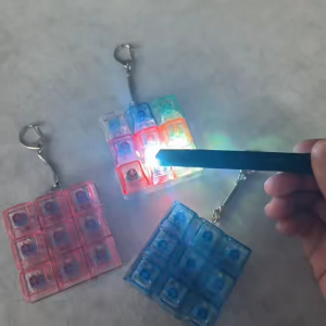 พวงกุญแจคีย์บอร์ดนิ้ว ผ่อนคลาย มี  9 คีย์ ให้เลือก ฝาครอบกุญแจ พวงกุญแจอยู่ไม่สุข ของเล่นแบบโต้ตอบ เหมาะสำหรับผู้ใหญ่ ผ่านเวลา