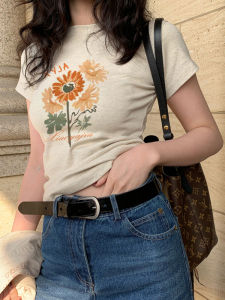 เสื้อยืดแขนสั้นทรงสลิมฟิตสำหรับผู้หญิงในช่วงฤดูร้อน เสื้อผ้าทำงานสไตล์เกาหลี ลายพิมพ์ดอกไม้ สีสันสดใส คอกลม ปกติ