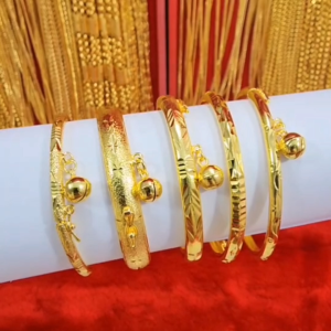 กำไลข้อมือทองห้อยกระพรวน น้ำหนัก 2 สลึง เส้นผ่านศูนย์กลาง 4.5 4.7 5 ซม. กำไลหลอดตัดลาย รับประกัน 1 ปี ทองชุบ