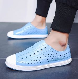 Coqui รองเท้าแตะชายมีรูรองเท้าส้นเตี้ยกันการฉีกขาดของผู้ชายรองเท้าสลิปออนกันการฉีกขาดรองเท้าผู้หญิงอุดตันสีทึบคู่กันลื่นรองเท้ารองเท้าแตะชายหาดนิ่มกันน้ำ36-45