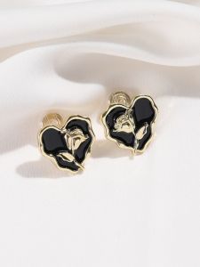 Elegant Black Heart And Tulip Flower Stud Earrings Fashionable Holeless Jewelry Alloy Material for Women Fresh out New Style
