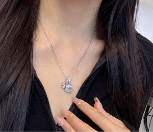 สร้อยคอ Zirconia น้ำเงินเข้ารูปประดับเพชรเล็กๆ สร้อยคอแบบมีโซ่คอสำหรับผู้หญิง เครื่องประดับแฟชั่นที่มีความหลากหลาย