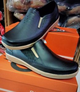 sepatu karet att terlaris. berkualitas terbuat dari pabrik att..warna hitam/coklat muda/coklat tua