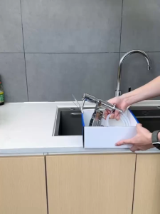 Hộp đựng xà phòng rửa chén kèm khay này chắc chắn bền bỉ chống ăn mòn và chống gỉ sét. Nó có thể xoay 360 độ để hút nước xà phòng từ chai đựng xà phòng vào bồn rửa nhà bếp. Ngoài ra nó còn có ống dài 1 mét.