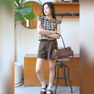 Libby Shirt เสื้อเชิ้ตคอบัว เเขนตุ๊กตา ดีเทลมีกระดุมด้านหน้า กระดุมเเกะได้ทุกเม็ดน้า