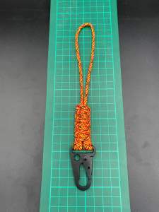 สายคล้องมือ อเนกประสงค์ ใช้คล้องอุปกรณ์ต่างๆ ตะขอเกี่ยวโลหะอย่างดี ถักจากเชือกparacord 4mm.