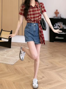 Shalldoer | ชุดเดรสสั้นลายสก็อตสไตล์ฮ่องกงย้อนยุคสำหรับผู้หญิงในช่วงฤดูร้อนปี 2025 พร้อมกระโปรงสั้นผ้าเดนิมและเสื้อเชิ้ตแขนสั้น