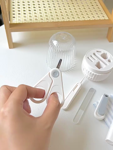 Bộ dụng cụ bấm móng tay đồ lấy ráy tai có đèn an toàn cho bé 5in1 nhỏ gọn tiện lợi hiệu Babypods