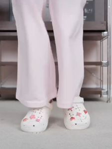 crocs ระเบิด EVA หลุมรองเท้าด้านนอกสวมใส่ผู้หญิงฤดูร้อนที่เรียบง่ายกลิ่นหลักฐานลื่นซุปเปอร์นุ่ม 5 ซม. ความหนารองเท้าแตะผู้หญิง
