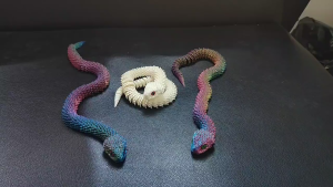 HFTOY 1ชิ้นของขวัญสำหรับเด็กพิมพ์ลาย3D งูจำลองข้อต่อโต๊ะทำงานแบบยืดหยุ่นของประดับตกแต่งบ้านสำนักงาน