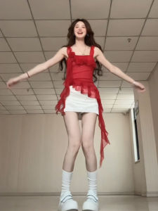 เสื้อกั๊กสายเดี่ยวสีแดงทรงเข้ารูปสไตล์ฝรั่งเศสสำหรับผู้หญิงในช่วงฤดูร้อน เสื้อแขนกุดคอวีแบบสวมหัว ทรงเข้ารูป เสื้อผ้าทำงาน