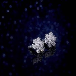 Huitan Sparkling Snowflake Women Stud Earrings Elegant Christmas Charming Jewelry Lady Festival Party Accessories for Xmas Gift
