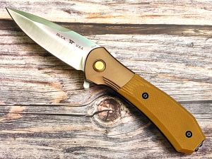 มีดพับ โปรระดับ 4 เลื่อนสไลด์ เพื่อเปิดใบอ้อโต้ ยี่ห้อ Buck รุ่น 591 Paradigm Shift AUTO ใบเงิน สแตนเลสสตีล S35VN มีโลโก้ ด้าม G10 สีน้ำตาล เล่นลายซาติน หมุดมีโลโก้ Buck มาพร้อมถุงผ้า และ กล่องใส่แข็ง ผลิตที่จีน  #มีด #มีดเดินป่า #edc #OTF #มีดพับ #tactic