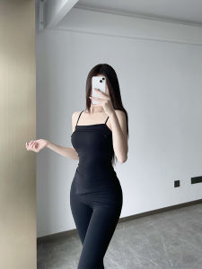 เสื้อกั๊กโยคะฤดูร้อนสำหรับผู้หญิงแบบลำลองสีดำ เสื้อครอปทรงสลิมฟิตแบบไม่สมมาตรพร้อมแผ่นเสริมหน้าอกสำหรับออกกำลังกายกลางแจ้ง