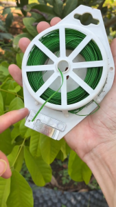 DÂY BUỘC CÂY LÀM VƯỜN LÕI THÉP BỌC NHỰA – KÈM DAO CẮT DÙNG CỐ ĐỊNH CÂY LEO CÀNH CÂY LÀM GIÀN