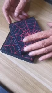 กระเป๋า​สตางค์​หนัง​ปลา​กระเบนเป็น​ลายแมลงมุม​สวยเด่น​ แปลก​ตา