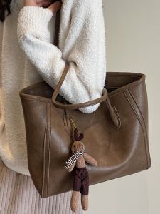Fashionable Versatile Large Capacity Tote Bag for Women Commuting And Class Single Shoulder Bag Simple Design Autumn Winter Stylish