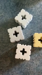 วัสดุกรองตู้ปลา รูปทรงสี่เหลี่ยม 8 ร่อง เซรามิกริงค์ Ceramic คุณภาพดี ขนาด 4.5*4.5*3cm filter วัสดุกรองอย่างดีสำหรับใส่ตู้ปลา บ่อปลา มีการซึมผ่านของน้ำดีเยี่ยม น้ำใสปิ๊ง