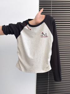 เสื้อยืดแขนยาวทรงเข้ารูปสไตล์ย้อนยุคสไตล์อเมริกันสำหรับผู้หญิง ฤดูใบไม้ร่วง 2025 ใหม่ กระโปรงสั้นพับเข้ารูป เสื้อชั้นในอเนกประสงค์