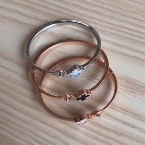 Gelang Wanita Empat Daun Semanggi Cantik Dan Elegan Gelang Fashion Wanita