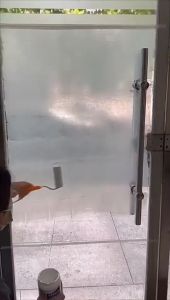 สีเคลือบกระจกฝ้า สีกระจกฝ้า ป้องกันแอบมอง ปกป้องความเป็นส่วนตัว เหมาะสำหรับสถานการณ์ต่างๆ ทำความสะอาดง่าย