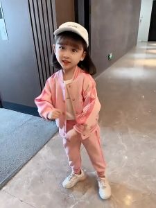 WANDER เสื้อผ้าเด็กผญ เสื้อคลุมเด็ก ญ รูปแบบหมีสตรอเบอร์รี่น่ารัก สาวฤดูใบไม้ร่วงแฟชั่นใหม่น่ารักอบอุ่นสบายเสื้อแขนยาว + กางเกงขายาวสองชิ้น24731