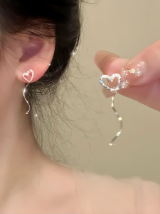 ต่างหูห้อยรูปหัวใจยาวแบบไม่ต้องเจาะ ต่างหูแบบคล้ายตะเกียบสำหรับผู้หญิง ดีไซน์เรียบง่าย สไตล์หวาน ไม่มีการตกแต่ง