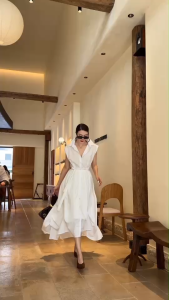 เดรสเชิ้ตแขนกุดทรงเอ คอปกตั้ง ติดกระดุมหน้า ผ้าคอตตอนสัมผัสนุ่ม สวมใส่สบาย อยู่ทรงสวย ดีเทลชายกระโปรง “Twist Hem” จับเดรปเป็นลอนคลื่นโค้ง-พริ้วเชือกผูกเอวถอดได้ ช่วยปรับทรงให้เข้ารูปร่าง ใส่ได้ทั้งลุคทางการและลุคสตรีท (แมตช์ส้นสูงหรือสนีกเกอร์ก็ลงตัว)  ✔️