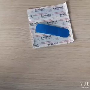 100 Pcs Biru Plaster Luka Kecil Tahan Air Terdeteksi Logam / Band-Aid Medis Untuk Koki Hotel Pekerja Produksi