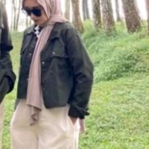 Kemeja Crop Wanita Parka Remaja Kekinian - Atasan Blus & Kemeja Pakaian Wanita - Desain Modern Warna Krem Detail Kancing Cocok untuk Gaya Kasual.