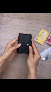 Mens Credit Card Holder Wallet แปรงถ่านคาร์บอนไฟเบอร์แบบป๊อปอัพ RFID ที่ใส่บัตรอัตโนมัติ ผู้ชายป้องกันการโจรกรรมบางเฉียบคาร์บอนไฟเบอร์  กระเป๋าสตางค์