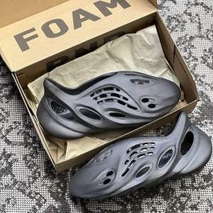 CHÍNH HÃNG - GIÀY YEEZY FOAM RNNR ONYX BLACK (HP8739)