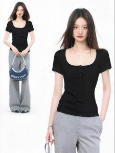 iiiamx | Áo Thun Ôm Body Cổ U Tay Ngắn Màu Đen
