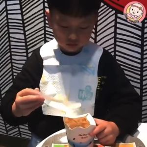 ผ้าคลุมกันเปื้อนสำหรับเด็ก กล่อง 10 ชิ้น เนื้อทิชชู่ คลาสเปื้อน ราคาเฉียง