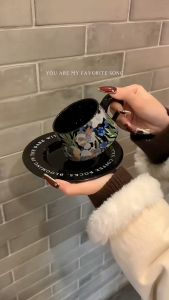 ชุดถ้วยกาแฟเซรามิกลายไอริสสไตล์เรโทรระดับไฮเอนด์พร้อมลวดลายลาเต้เพ้นท์มือ ชุดของขวัญสำหรับวันครบรอบ ของฝากสำหรับเด็กผู้หญิง อุปกรณ์จัดระเบียบในครัว