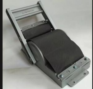 Alat linting becak 1 pcs berwarna abu-abu dengan dua rol hitam untuk menggulung kertas.